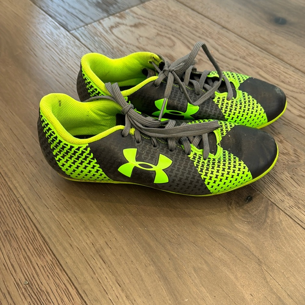 Under Armour soccer cleats size 2 1/2.